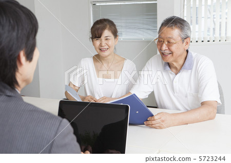 接受解釋的資深夫婦 接受解釋的資深夫婦 5723244