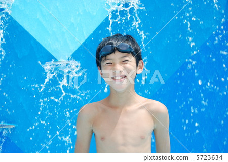 一個男孩帶著微笑在游泳池 5723634