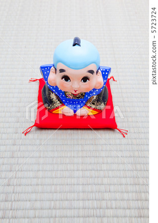 Fukusuke in a Japanese style room 5723724