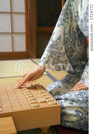 A woman pointing to Shogi 5724772
