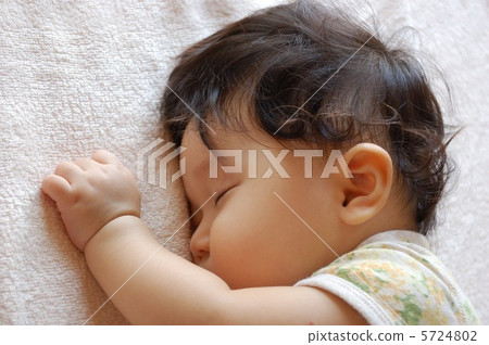 Sleeping baby 5724802