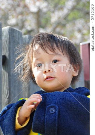 1 year old boy 5725169