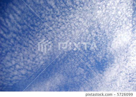 Mottled clouds in the sky Mottled clouds in the sky 5726099