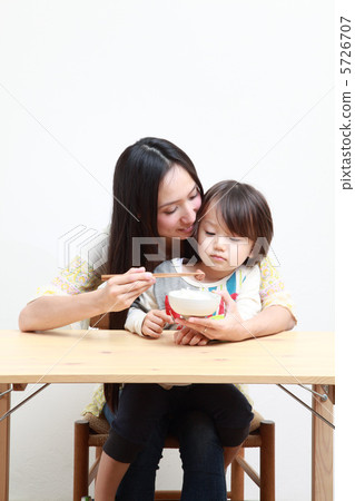 母親和孩子和米飯 5726707