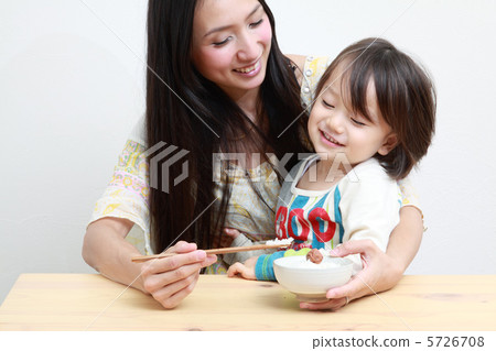 母親和孩子和米飯 5726708