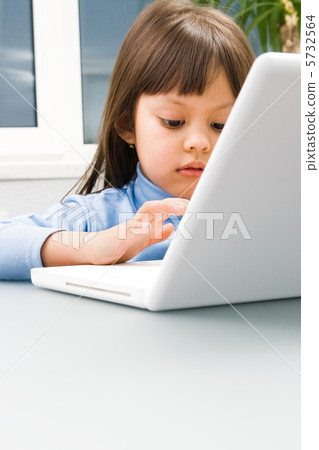 5732564