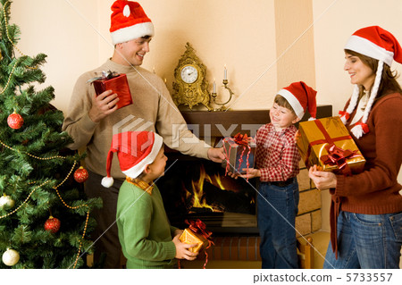 Giving presents Giving presents 5733557