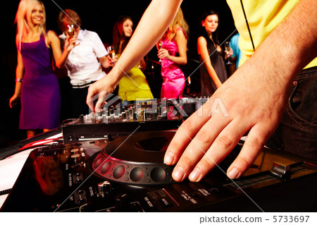 Spinning turntable 5733697