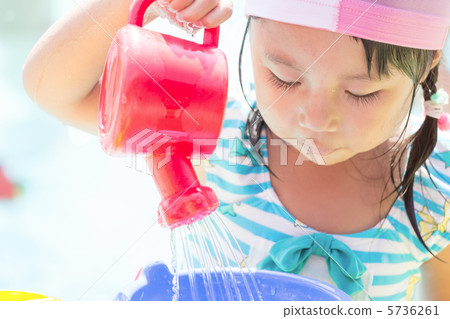 在水里玩 戲水 少女 5736261