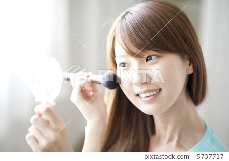 Woman doing make-up Woman doing make-up 5737717