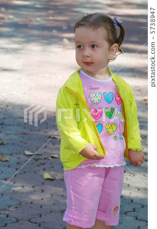 confusedly girl 5738947