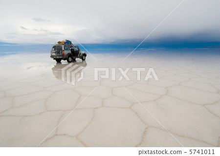 jeep in the salt lake salar de uyuni, bolivia 5741011