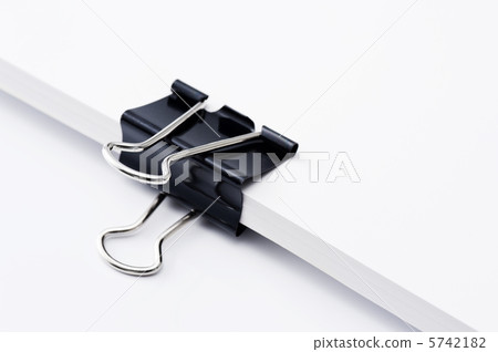 關閉拿著一束空白紙的夾子 5742182