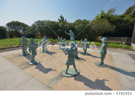 Twenty-four eyed bronze statues 5742455