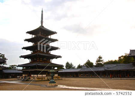 National Treasure "Five-storied Pagoda" at Horyuji Temple (Ikkera-gun, Ikaruga Town / Nara Prefecture) 5742552