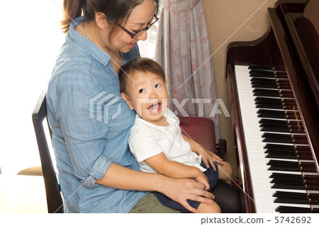Piano together with Mama 5742692