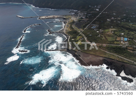 在Hachijojima附近的東市/壽司港的鳥瞰圖 在Hachijojima附近的東市/壽司港的鳥瞰圖 5743560