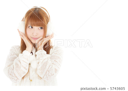一個漂亮的女孩把手放在他的耳罩上 一個漂亮的女孩把手放在他的耳罩上 5743605