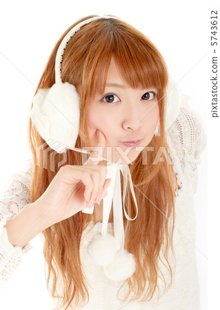 一個可愛的女孩，通過擊中他的臉頰採取姿勢 5743612