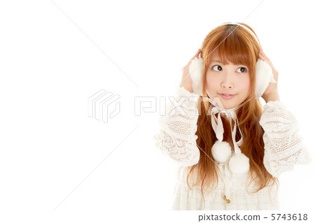 一個女孩用在他的earpi的手 5743618