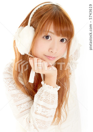 穿秋/冬服裝的女孩看他們的在他們的下巴的手 5743619