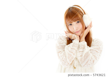 看逗人喜愛的微笑的女孩以秋天和冬天時尚 5743621