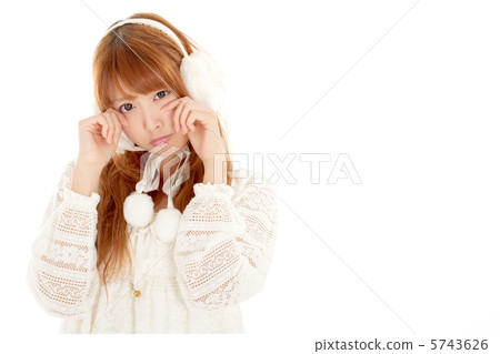 看一張哀傷地看的面孔的女孩，當抹去淚花時 5743626