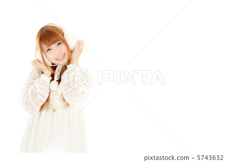 一個帶著孩子臉的女孩，穿著可愛的針織衫，看起來很害羞 5743632