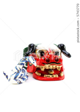 2013年新年賀卡·蛇頭男性和獅子頭朝上·白背垂直位置近中央·明信片比例 5743770