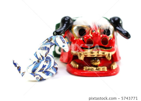 2013年新年賀卡·蛇男和獅頭朝上·白背側身位置近中心·明信片比例 5743771