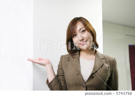 擺在為婦女的婦女 5743798