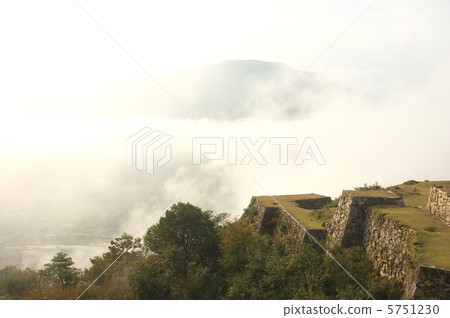 The sea of clouds wrapping Takeda Castle ruins The sea of clouds wrapping Takeda Castle ruins 5751230