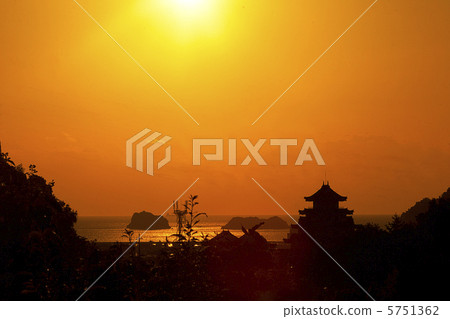 Yuasa城堡在日落染色了 5751362