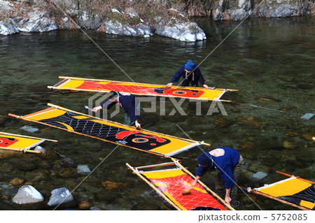 鯉魚飄帶寒冷的天氣 5752085