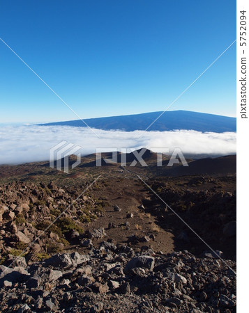 View of Mauna Loa from Mauna Kea climbing road 5752094