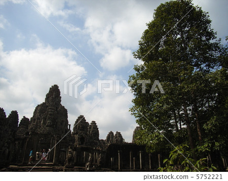 遺址埋在森林裡 遺址埋在森林裡 5752221