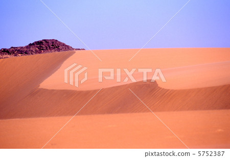 Dunes of the Sahara Desert 5752387