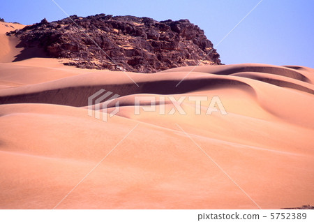 Dunes of the Sahara Desert Dunes of the Sahara Desert 5752389