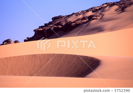Dunes of the Sahara Desert 5752390