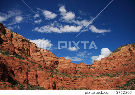 The quay that rises in the sunset 5752803