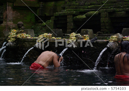 在Tirta Empu Bali 5754103