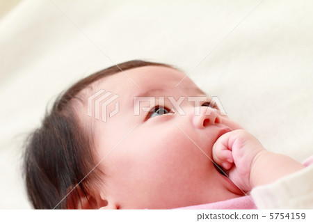 3 months baby up 5754159