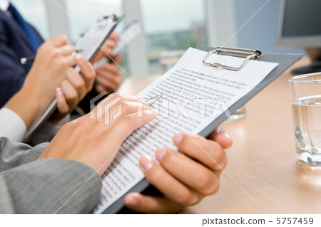 Reading document Reading document 5757459