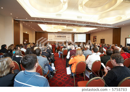 Listening to the report 5758783