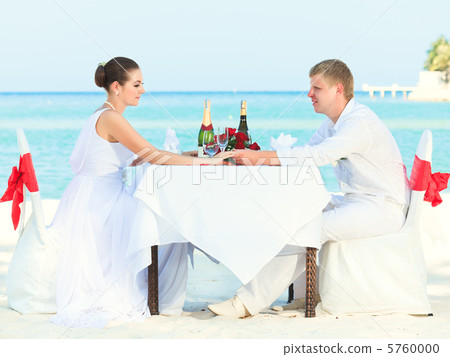 Beach wedding 5760000