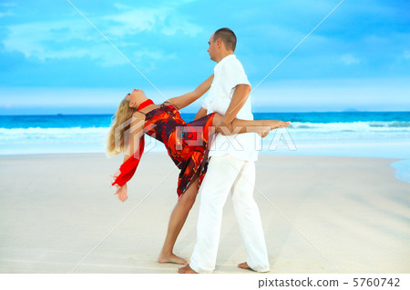 Couple dancing 5760742