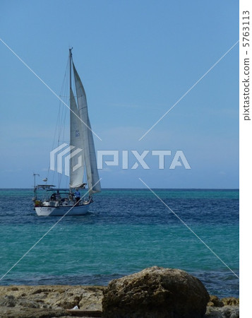 Sea of Ko Olina 5763113