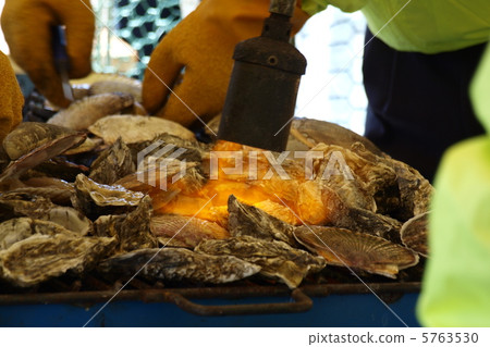 烤牡蠣和烤扇貝 5763530