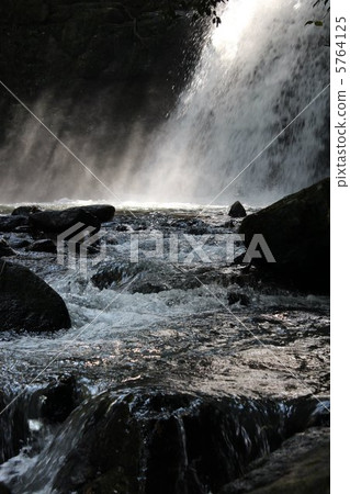 情侶的瀑布 5764125