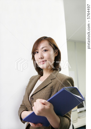 拿著文件的一名微笑的婦女 拿著文件的一名微笑的婦女 5764497